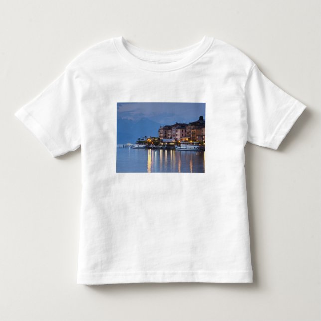Italien, Provinz Como, Bellagio. Stadtsicht, Kleinkind T-shirt (Vorderseite)