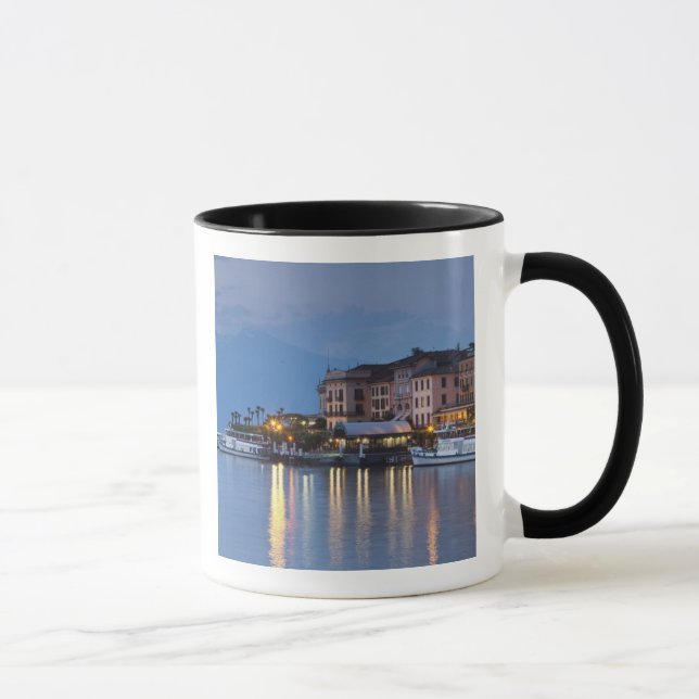 Italien, Provinz Como, Bellagio. Stadtsicht, Tasse (Rechts)
