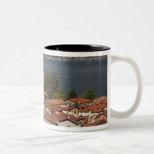 Italien, Provinz Como, Menaggio. Stadtansicht und Zweifarbige Tasse
