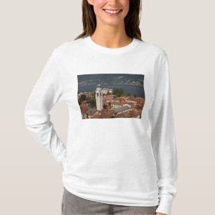 Italien, Provinz Como, Menaggio. Stadtblick und 2 T-Shirt