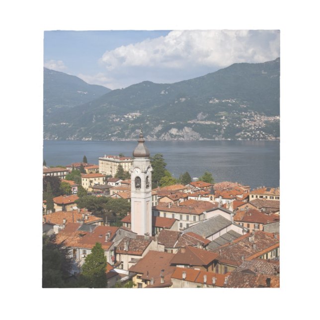 Italien, Provinz Como, Menaggio. Stadtsicht und Notizblock (Vorderseite)