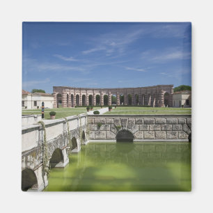 Italien, Provinz Mantua, Mantua. Innenhof, Magnet