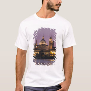 Italien, Provinz Mantua, Mantua. Stadtansicht und T-Shirt
