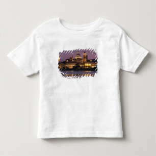 Italien, Provinz Mantua, Mantua. Stadtblick und Kleinkind T-shirt