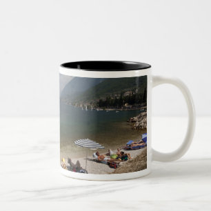Italien, Provinz Verona, Brenzone. Gardasee Zweifarbige Tasse