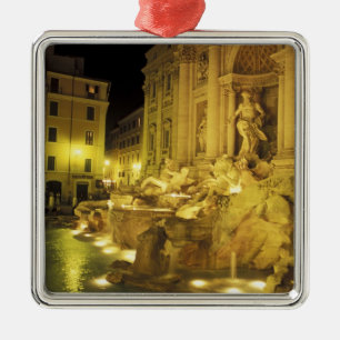 Italien, Rom. Trevi-Brunnen bei Nacht. Silbernes Ornament
