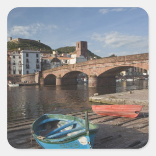 Italien, Sardinien, Bosa. Stadtansicht auf Temo Quadratischer Aufkleber