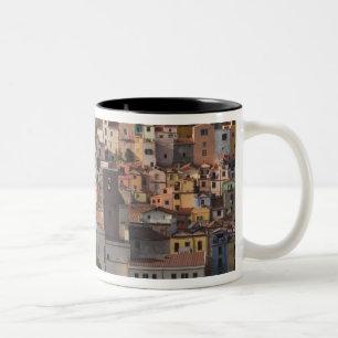 Italien, Sardinien, Bosa. Stadtansicht mit Castell Zweifarbige Tasse
