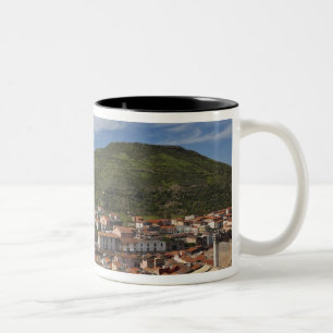 Italien, Sardinien, Bosa. Stadtansicht von Castell Zweifarbige Tasse