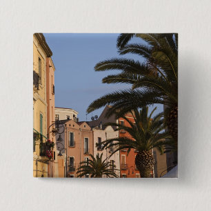 Italien, Sardinien, Cagliari. Gebäude und Palmen Button