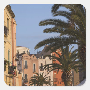 Italien, Sardinien, Cagliari. Gebäude und Palmen Quadratischer Aufkleber
