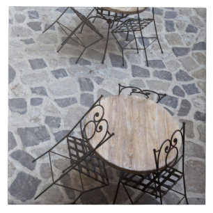 Italien, Sardinien, Castelsardo. Cafetische. Fliese