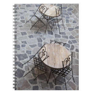 Italien, Sardinien, Castelsardo. Tische im Café. Notizblock