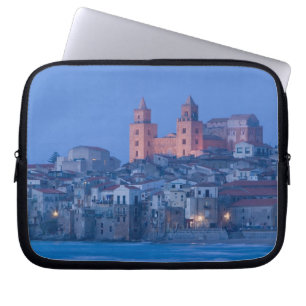 Italien, Sizilien, Cefalu, Ansicht mit Dom vom Laptopschutzhülle