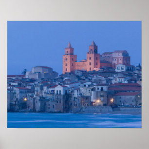 Italien, Sizilien, Cefalu, Blick mit Dom von Poster
