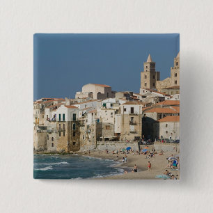 Italien, Sizilien, Cefalu, Stadtanblick mit Duomo  Button