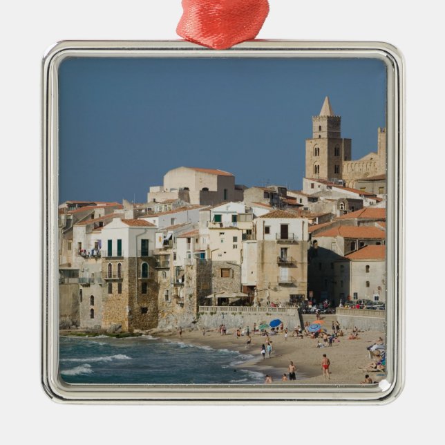Italien, Sizilien, Cefalu, Stadtanblick mit Duomo  Ornament Aus Metall (Vorne)