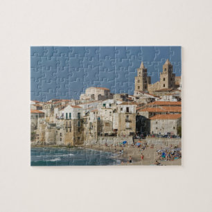 Italien, Sizilien, Cefalu, Stadtanblick mit Duomo  Puzzle