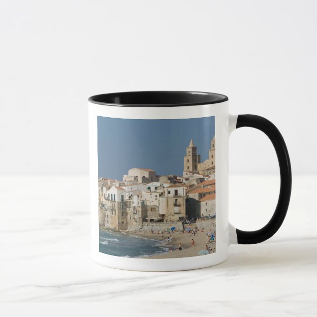 Italien, Sizilien, Cefalu, Stadtanblick mit Duomo  Tasse (Rechts)