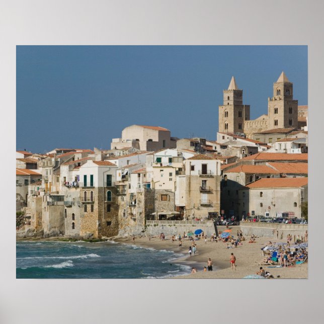 Italien, Sizilien, Cefalu, Stadtansicht mit Duomo  Poster (Vorne)