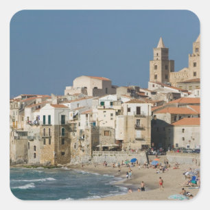 Italien, Sizilien, Cefalu, Stadtansicht mit Duomo  Quadratischer Aufkleber