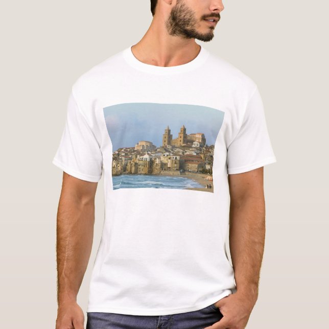 Italien, Sizilien, Cefalu, View with Duomo ab 2 T-Shirt (Vorderseite)