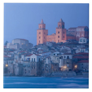 Italien, Sizilien, Cefalu, View with Duomo aus Fliese