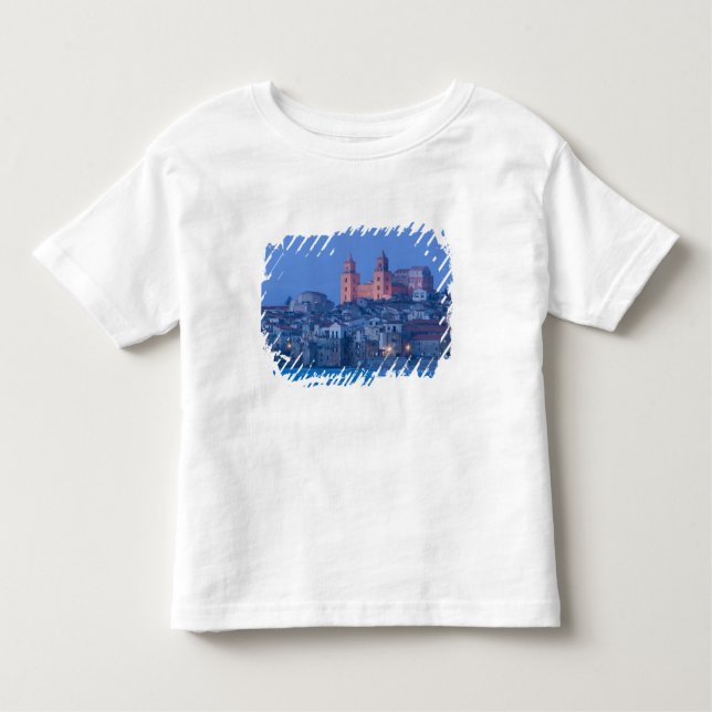 Italien, Sizilien, Cefalu, View with Duomo aus Kleinkind T-shirt (Vorderseite)