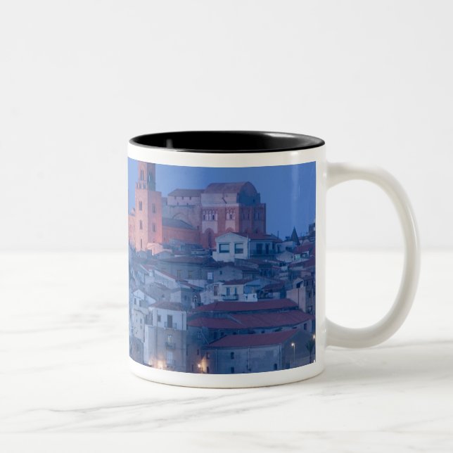 Italien, Sizilien, Cefalu, View with Duomo aus Zweifarbige Tasse (Rechts)