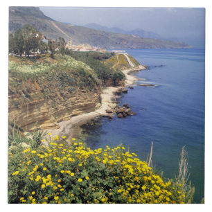 Italien, Sizilien. Die Nordküste Siziliens Fliese