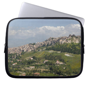 Italien, Sizilien, Enna, Calascibetta, Morgenansic Laptopschutzhülle