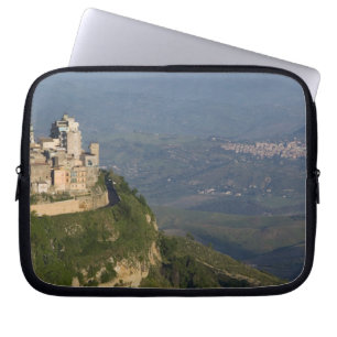 Italien, Sizilien, Enna, Stadtansicht von Rocca di Laptopschutzhülle