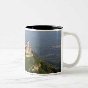Italien, Sizilien, Enna, Stadtansicht von Rocca di Zweifarbige Tasse