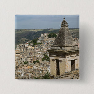 ITALIEN, Sizilien, RAGUSA IBLA: Stadtansicht und S Button