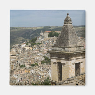 ITALIEN, Sizilien, RAGUSA IBLA: Stadtansicht und S Magnet