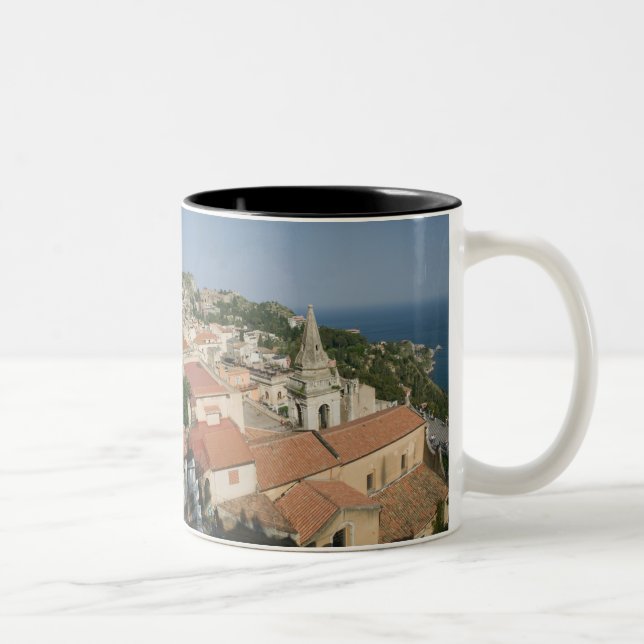 ITALIEN, Sizilien, TAORMINA: Sehen Sie in Richtung Zweifarbige Tasse (Rechts)