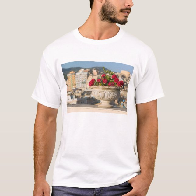 Italien, Sizilien, Termini Imerese, View & Blume T-Shirt (Vorderseite)