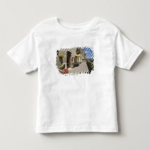 Italien, Toskana, Pienza. Äußerer Gehweg um Kleinkind T-shirt
