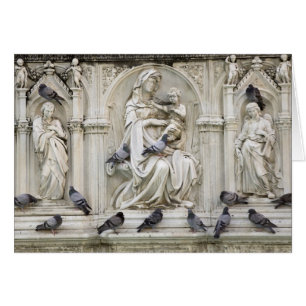 Italien, Toskana, Siena. Statuen und Vögel auf