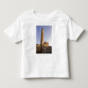 Italien, Toskana, Siena. Torre del Mangia auf Kleinkind T-shirt