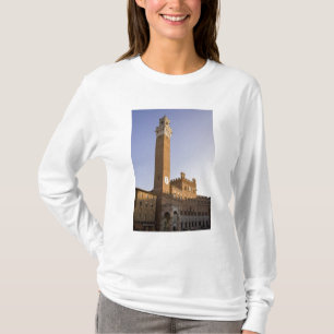 Italien, Toskana, Siena. Torre del Mangia auf T-Shirt