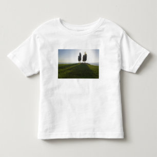 Italien, Toskana, Zypressen in der Toskana mit Kleinkind T-shirt