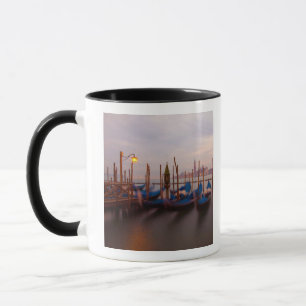 Italien, Venedig. Anverankerte Gondeln bei Dämmeru Tasse
