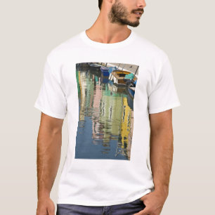 Italien, Venedig, Burano. Bunte Häuser entlang T-Shirt