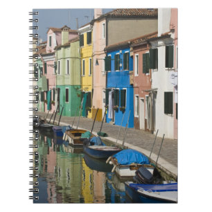 Italien, Venedig, Burano. Mehrfarbige Häuser entl Notizblock