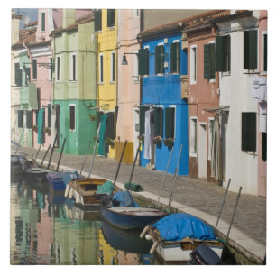 Italien, Venedig, Burano. Mehrfarbige Häuser entla Fliese