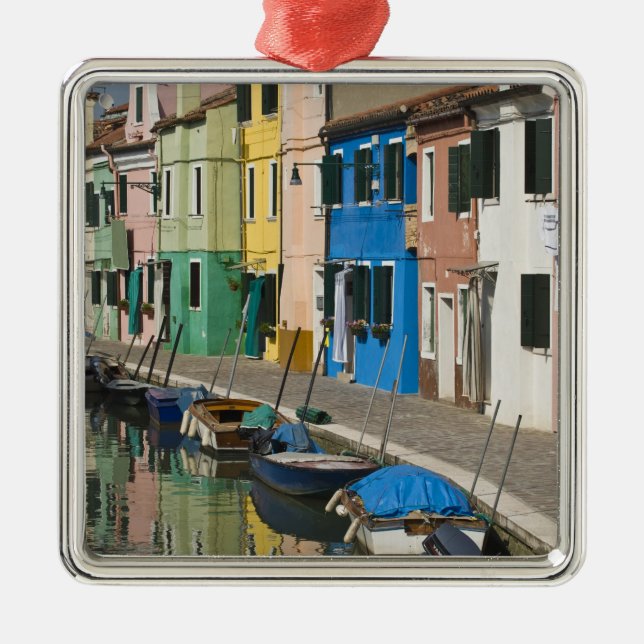 Italien, Venedig, Burano. Mehrfarbige Häuser entla Ornament Aus Metall (Vorne)