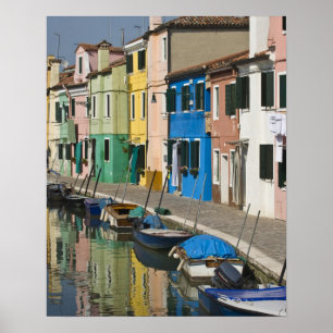 Italien, Venedig, Burano. Mehrfarbige Häuser entla Poster