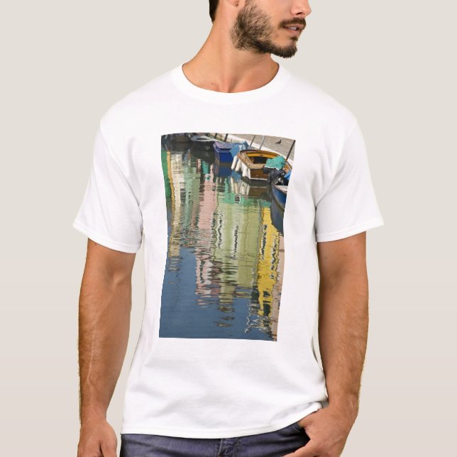 Italien, Venedig, Burano. Mehrfarbige Häuser entla T-Shirt (Vorderseite)