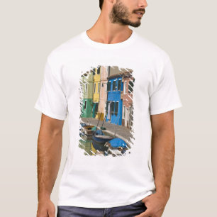Italien, Venedig, Burano. Mehrfarbige Häuser entla T-Shirt